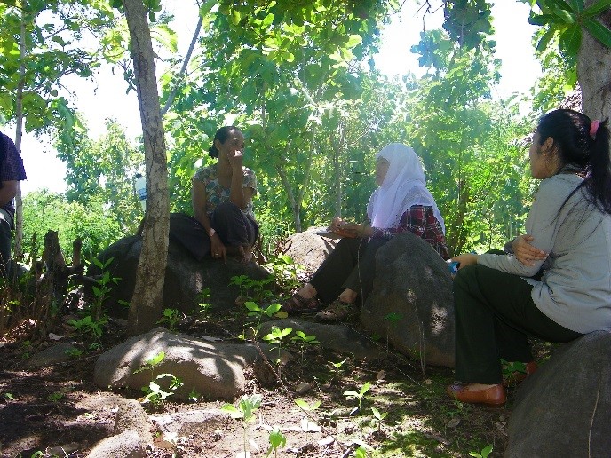 Nurul training farmers and field extension workers on the Forage Tree Legume